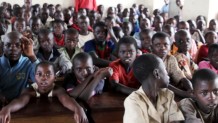 Ugandan pakolaisleirillä innokkaat oppilaat