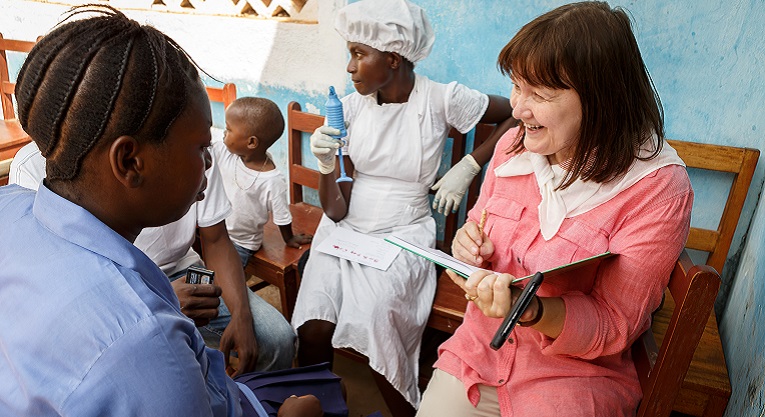 Reetta Meriläinen haastattelee Mariatu Turayta, joka oli tammikuussa 2014 valmistumassa tyttöjen ammattikoulusta Makenista Sierra Leonessa. Siellä koulutetaan ompelijoita ja keittäjiä, jotka ovat kaikkien heikoimmassa asemassa, mutta motivoituneita uuteen elämään. Kuva: Antti Reenpää