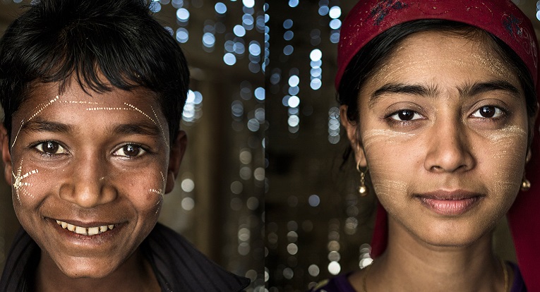 Adulami (vas.), 12, on oppinut myanmaria ja englantia. Opettaja Ma Shwe Shwe Naing (oik.).
