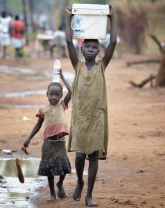 Lapset kantoivat vettä Ajuong Thokin pakolaisleirillä Etelä-Sudanissa huhtikuussa. Leirin pakolaiset tulevat enimmäkseen Nuba-vuorilta läheltä Sudanin rajaa. 