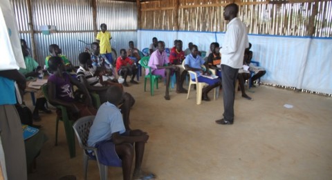 Atem Kuer is teaching class 5B. He's trying to demonstrate the difference between organic and inorganic matter at science class, without the help of any teaching tools.