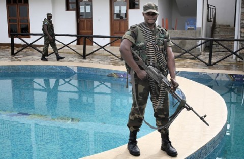 Itä-Kongon katunäkymää leimaavat YK:n rauhanturvaajat, joilla on nykyään oikeus puolustaa kongolaisia myös asein. Kuvassa on Kongon oman armeijan sotilas Ntamwe Kitumba, joka on kuvattu itäkongolaisessa Benin kaupungissa hotellin pihalla. Kitumba oli vartioimassa viiden muun sotilaan kanssa armeijan kenraalia, joka yöpyi hotellissa.