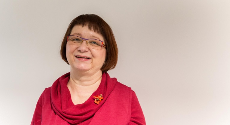 "Minusta Kirkon Ulkomaanapu on erittäin hyvällä tiellä ja on suomalainen tiennäyttäjä toiminnassaan kotimaassa ja ulkomailla", sanoo Tarja Kantola, joka juuri valittiin Ulkomaanavun hallituksen puheenjohtajaksi. Kuva: Ville Asikainen