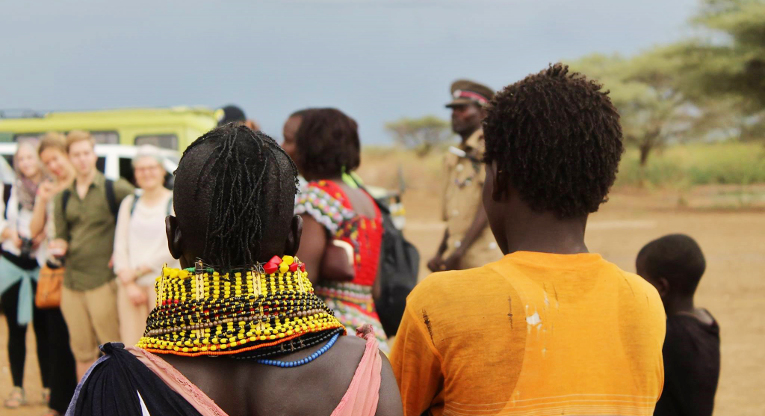 Akatemialaiset tutustuivat Kirkon Ulkomaanavun tukemaan Turkana Pastoralist Development Organizationin (TUPADO) projektiin, joka tukee heimojen naisia perinteisten toimeentulolähteiden käytössä.