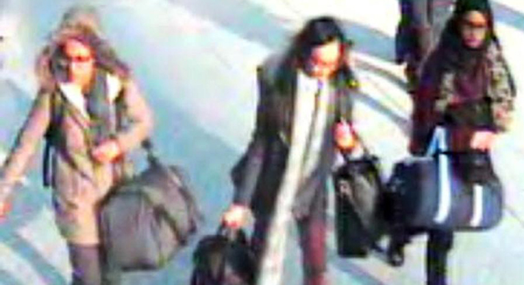 Kadiza, Amira ja Shamima Lontoon poliisin valvontakamerakuvassa. Terroristijärjestön värvärit tarjoavat nuorille kipeästi kaivattua huomiota, yhteenkuuluvuuden tunnetta, uskoa tulevaisuuteen ja rahaa. Kuva: London Metropolitan Police/EPA