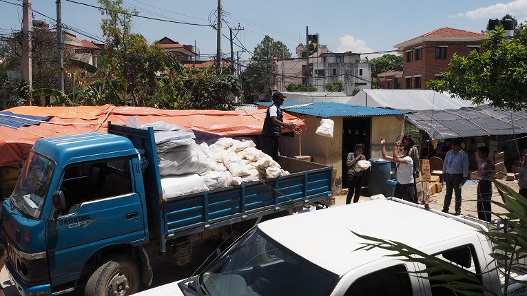Avustustarvikkeita pakataan kuorma-autoihin Kathmandussa