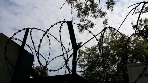 Etelä-Sudanin pääkaupungissa Jubassa piikkilangat kertovat kaikkialla läsnä olevasta konfliktista.