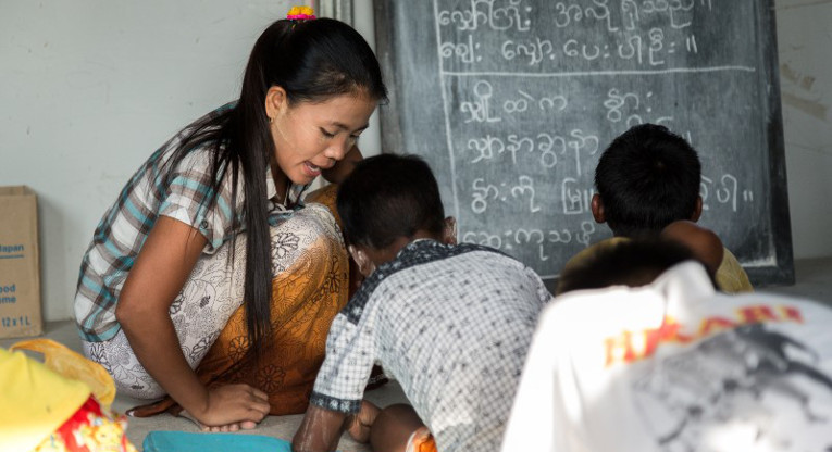 Myanmarissa Rakhinen osavaltiossa Ulkomaanapu tukee sekä muslimien että buddhalaisten evakkoleireillä lasten ja nuorten peruskoulutusta.