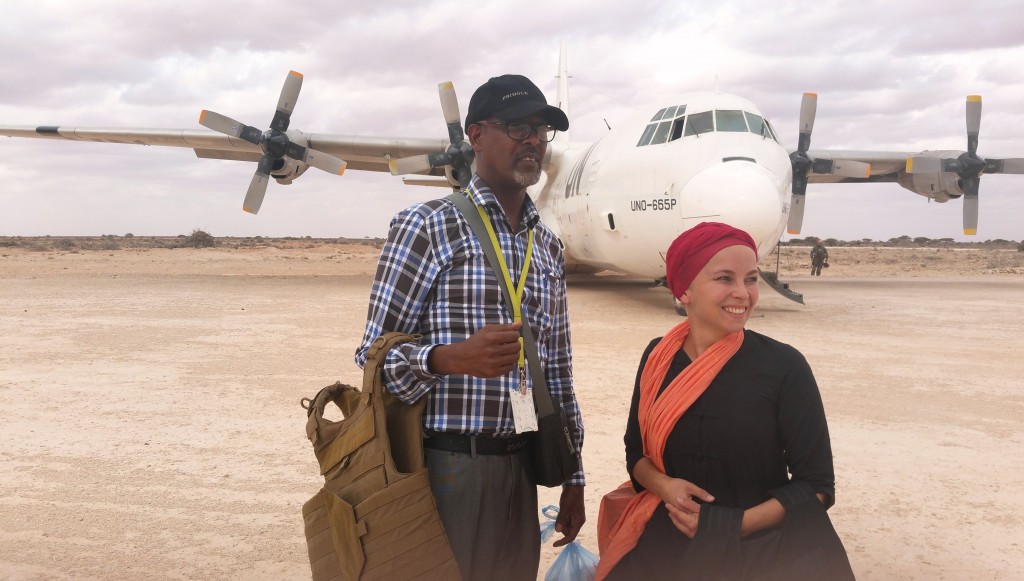 Useissa konfliktimaissa työskennelleen Kati Miettusen äiti ei enää yllättynyt, kun tytär viime vuonna ilmoitti muuttavansa Somaliaan. ”Äiti on aina sanonut, että vaikkei hän olisi ehkä Somaliaa valinnut, niin eihän se hänen elämänsä olekaan. Sitä pitää tehdä mikä tuntuu omalta, ja jos tämä työ tekee minut onnelliseksi, niin hän toivoo että saan sitä tehdä”, Miettunen sanoo.