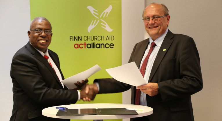 Keski-Afrikan tasavallan opetusministeri Elois Anguimate allekirjoitti maan opetusministeriön ja Kirkon Ulkomaanavun välisen yhteistyösopimuksen Helsingissä perjantaina 11. syyskuuta. Kuva: Minna Törrönen.