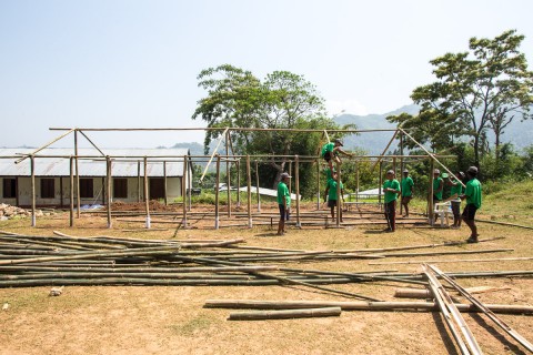 Building a temporary school in Gimdi.