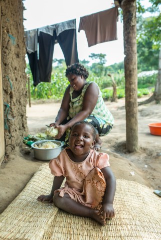 Musemakwelin Perheen nuorin tytär Josefina oli vasta sylivauva kun hän lähti äitinsä Elizabethin (taustalla) ja kolmen sisaruksensa kanssa kohti Ugandaa.