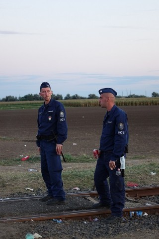 Unkarilaiset viranomaiset hoitavat työnsä varsin inhimillisesti. Silti pakolaiset pelkäävät heitä, sillä he eivät halua rekisteröityä turvapaikanhakijaksi Unkariin. 