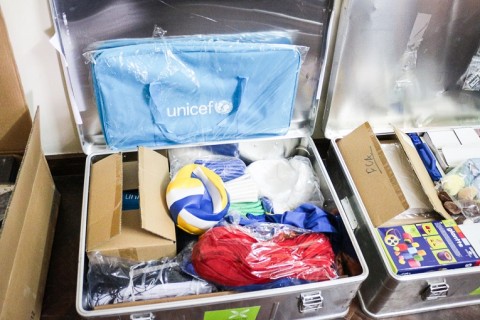 Kouluille jaettavat Unicefin materiaalipaketit on pakattu tukeviin metallilaatikoihin. Kirkon Ulkomaanavun vastuulla on pakettien toimittaminen kouluun ja orientoiminen välineiden käyttöön.