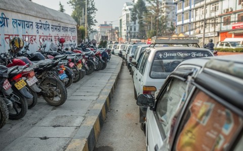 Bensajono Katmandussa. Jakelu alkaa yleensä iltaisin, mutta usein bensaa ei riitä kaikille jonossa oleville. Silloin ajoneuvo jää jonoon seuraavaan tai sitäkin seuraavaan päivään. 