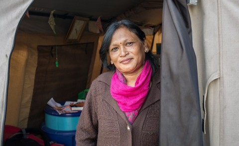 Teltta opettajainhuoneena. ”En vielä tiedä, mistä saan rahat kouluni jälleenrakentamiseen. Tämä on elämäni haastavin tilanne”, sanoo pääkaupungin Katmandun laidalla sijaitsevan Bal Bikasin koulun rehtori Mayia Malla. 