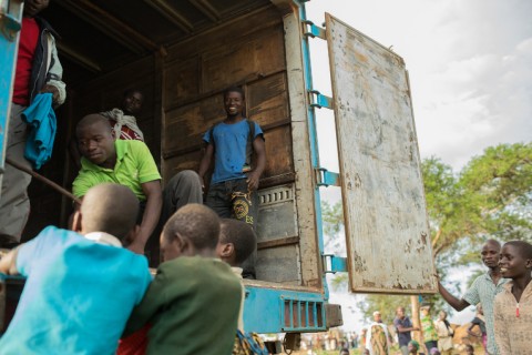 Ruoan jakelua Rwamwanjassa. Rwamwanja on 60 000 kongolaispakolaisen asuttama avoin pakolaisleiri. Vaikka YK hallinnoi sitä, aluetta ei ole aidattu. Tulijat asuvat ugandalaisasutuksen seassa. Ruoan jakaminen aiheuttaa toisinaan kateutta paikallisissa, vaikka kyse on vaatimattomista maissijauho- ja papuannoksista, joita ei riitä aina kaikille.