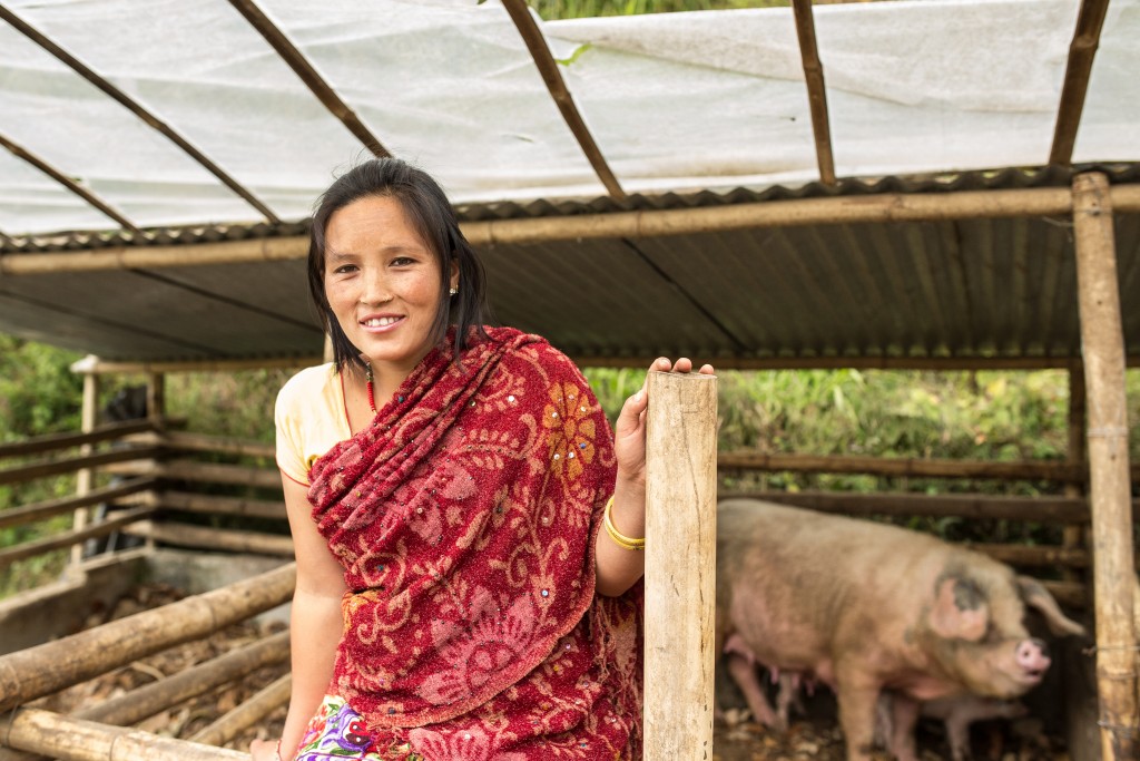 Ganga Tamang har en egen grisfarm. Hon säger att hon via Kvinnobanken har fått färdigheter, självförtroende och en gemenskap.