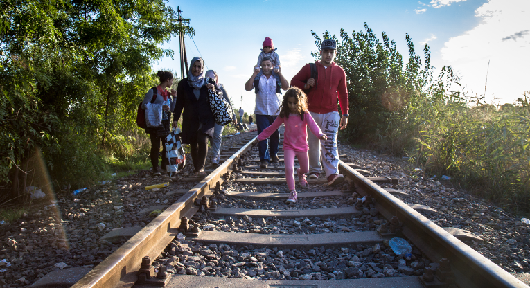 Paklolaisia ylittämäsäs unkarin rajaa syyskuussa 2015. Kuva: Fekete Dániel/HIA-Hungary/ACT-allianssi.