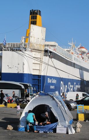 Kontrasti Pireuksen satamassa on suuri – pakolaiset asuvat vaatimattomissa teltoissa risteilyalusten edustalla. 