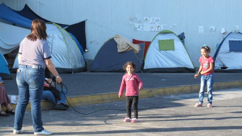 Vapaaehtoiset järjestävät mukavaa tekemistä lapsille Pireuksen leirissä.