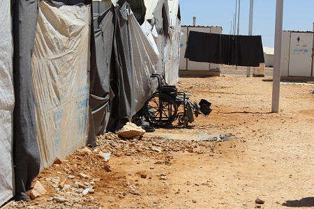 Azrakin pakolaisleirillä Jordaniassa on paljon vammaisia tai vammautuneita henkilöitä.