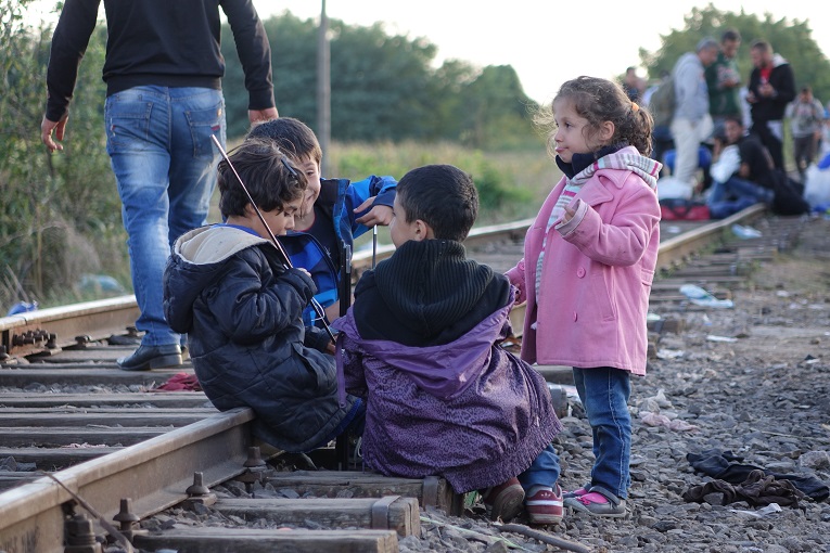 Pakolaislapsia Unkarin rajalla syyskuussa 2015. Kuva: Ville Räty