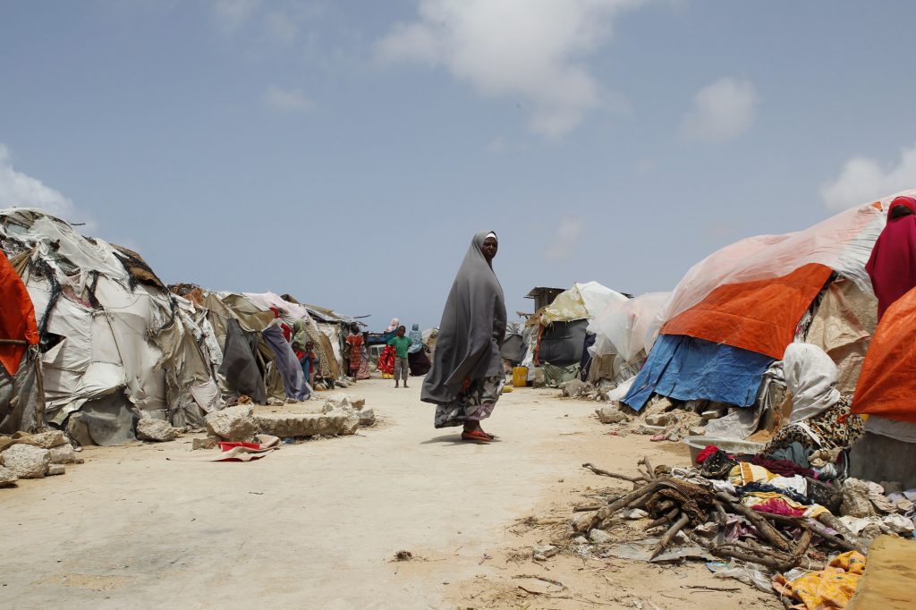 Somaliassa asumukset on peitetty värikkäillä vaatteilla. Kuva: ACT Alliance