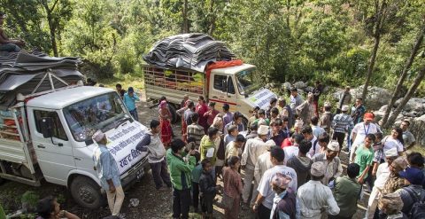 Avustustarvikkeet saapuvat pienten nelivetorekkojen kyydissä Bukhelin kylään Nepalissa vuoden 2015 maanjäristyksen jälkeen. Kuva: Antti Helin