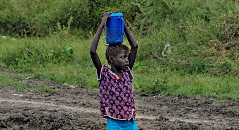 lapsille-ja-naisille-jaettiin-ruokaa-etela-sudanissa