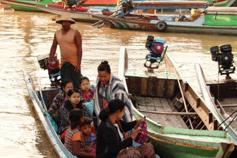 Wah Wahin mies Thaung Soe on tuonut asiakkaat moottoriveneellä joen yli.