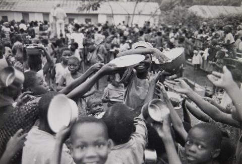 Ruuanjakelua Biafrassa, eli nykyisessä Nigeriassa.