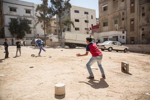 Mohammed Rajub, 14, spelar fotboll med sina kompisar utanför Kyrkans Utlandshjälps utbildningscenter i östra Amman. Efter en elva timmars arbetsdag säger Rajub att han bara orkar stå i mål när de andra springer.