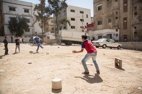 Mohammed Rajub, 14, spelar fotboll med sina kompisar utanför Kyrkans Utlandshjälps utbildningscenter i östra Amman. Efter en elva timmars arbetsdag säger Rajub att han bara orkar stå i mål när de andra springer. 