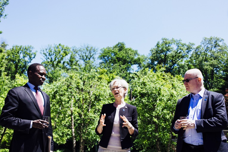 Suomen Washingtonin-suurlähettiläs Kirsti Kauppi toivottaa työministeri Jari Lindströmin (oik.) delegaation tervetulleeksi suurlähettilään residenssissä Washingtonissa. Kuvassa mukana Rauhanverkoston Washingtonin-toimiston päällikkö Mohamed Elsanousi (oik.).