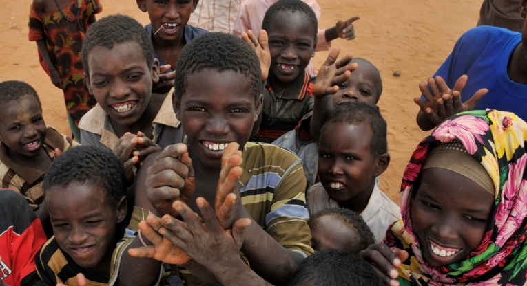 I Kenya kampar man för att overleva