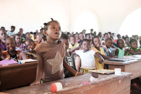 Keski-Afrikan tasavallassa yhdessä luokkahuoneessa voi opiskella jopa 150 lasta.