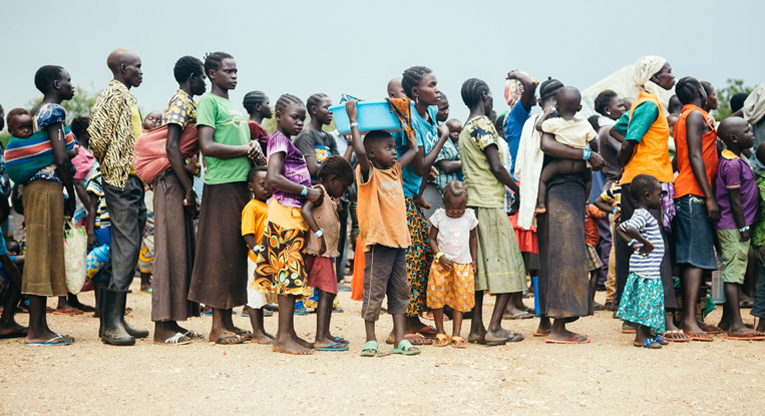 Flyktingar från Sydsudan köar vid flyktingmottagningen i Norra Uganda. Bild: Tatu Blomqvist