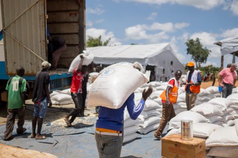 Ruokajakelu alkamassa Bidibidin pakolaisasutusalueella. Ugandassa Kuukausittain jaettavia ruoka-annoksia on pakolaisten valtavan määrän takia jouduttu vähentämään ja moni perhe syö vain yhden kunnon aterian päivässä. Kuva: Kirkon Ulkomaanapu / Tatu Blomqvist