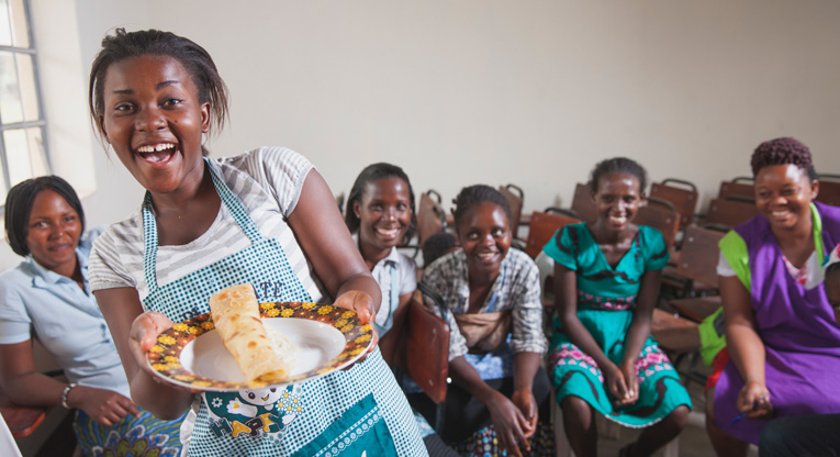 Ugandalaisen ammattikoulun oppilaat ovat iloisia aikaansaannoksistaan