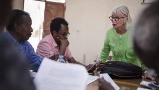 KUA:n opettajat ilman rajoja -vapaaehtoinen Eritreassa työskentelemässä paikallisten kolleegojen kanssa.
