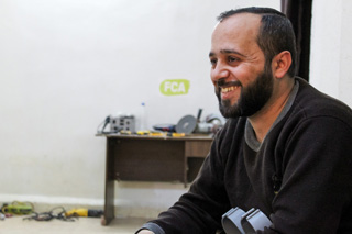 Omar Balkhi kainalosauvoineen.