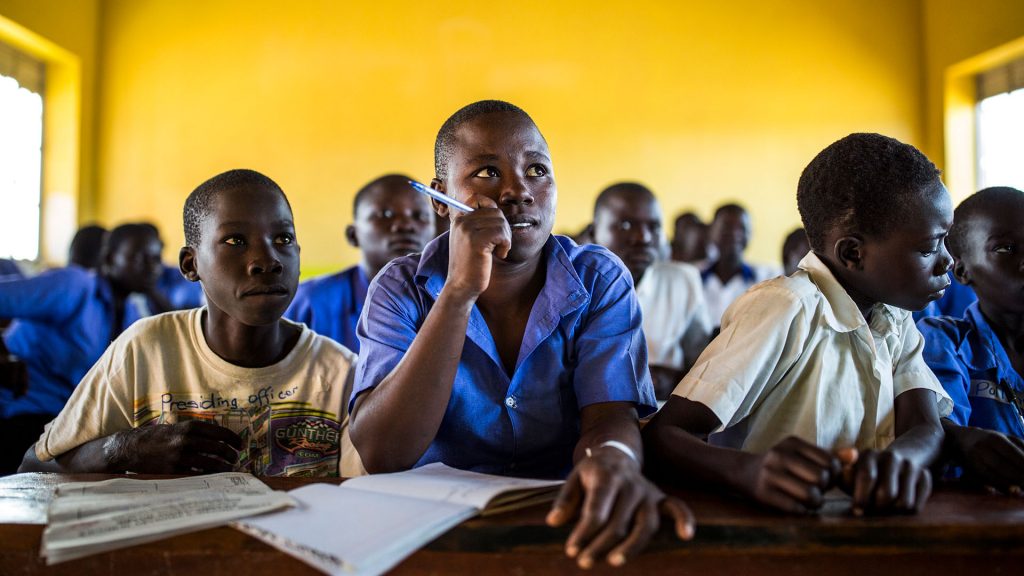 Elever i grundskolan Mengo i flyktingbosättningen Bidibidi, norra Uganda.