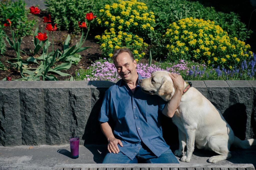 Tom Tukiainen ja labradorinnoutaja.