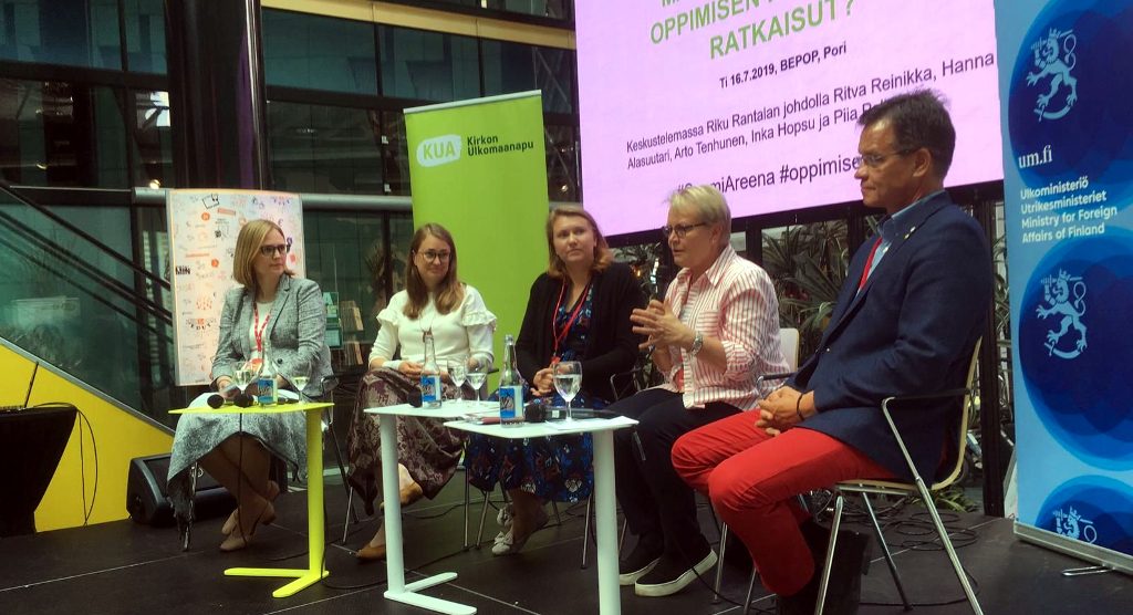 Hanna Alasuutari, Inka Hopsu, Piia Pelimanni, Ritva Reinikka ja Arto Tenhunen keskustelemassa oppimisen kriisistä SuomiAreenassa.