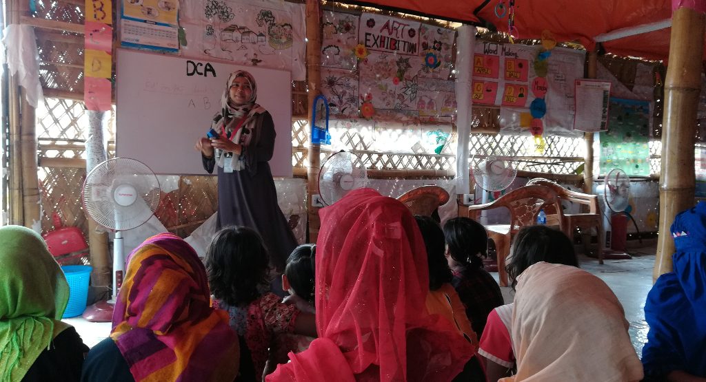 Tamara opettaa naisten ja tyttöjen ryhmää pakolaisleirillä Bangladeshissa.