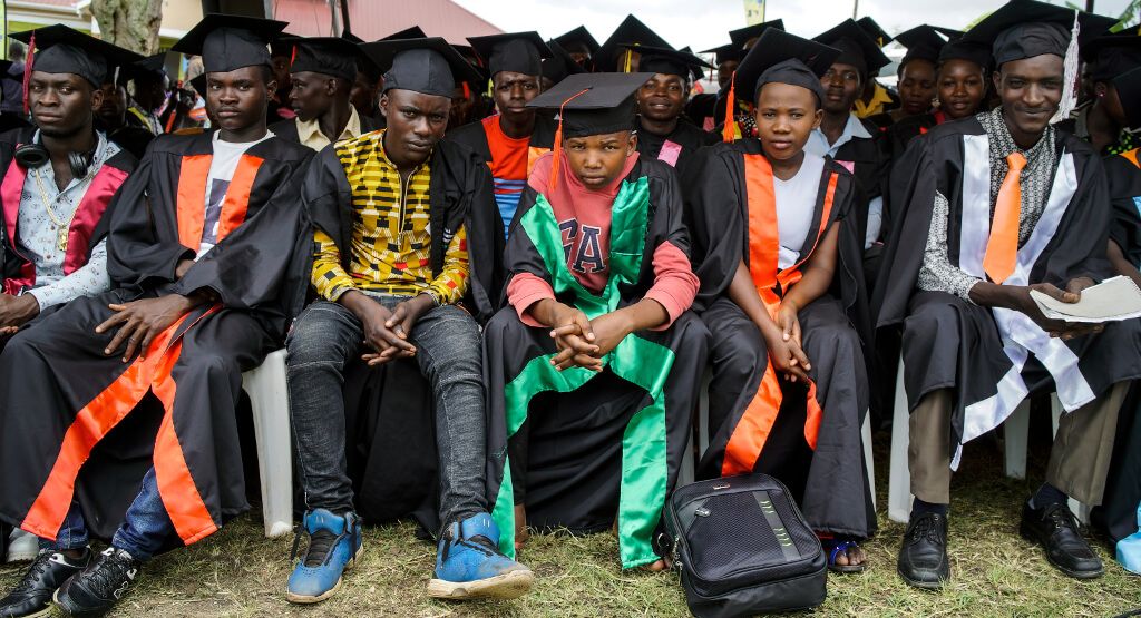 KUA:n tukemasta ammattikoulusta valmistuneita nuoria keväällä 2019 Ugandassa
