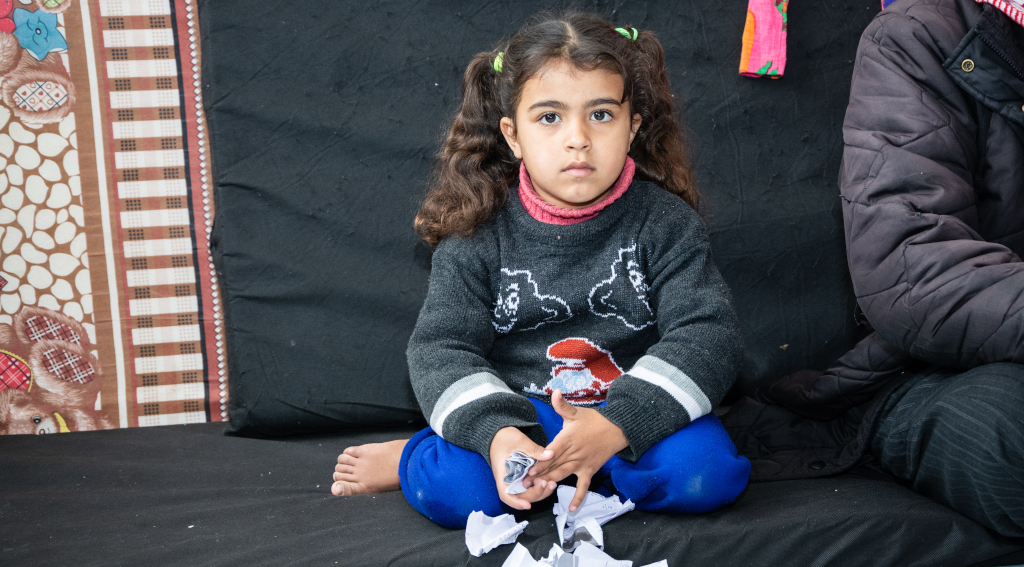 Monella Koillis-Syyriassa sijaitsevan Ismael Toqanin pakolaisleirin lapsista ei ole kunnollisia talvivaatteita. 