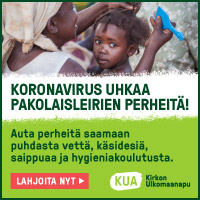 Nainen kampaa lapsen hiuksia.