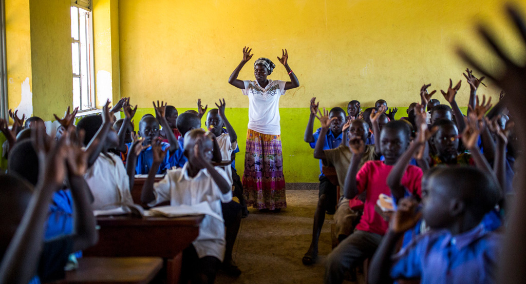 Barn och lärare i ett klassrum i Uganda.